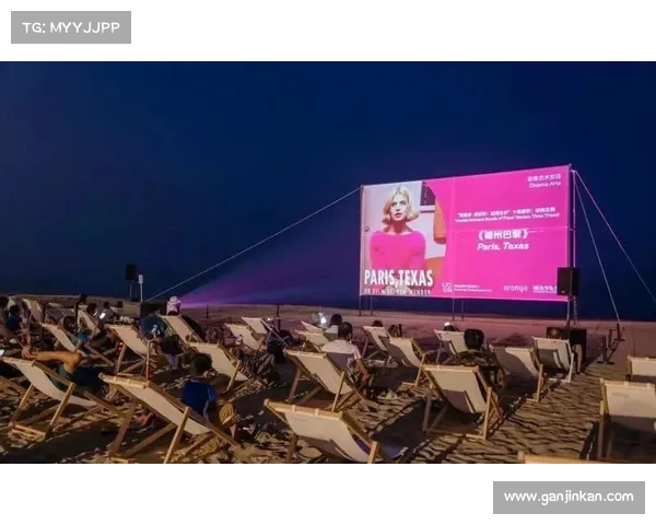 李健夫妇阿那亚看楼盘，妻子戴玉镯优雅迷人，怀孕猜测引热议